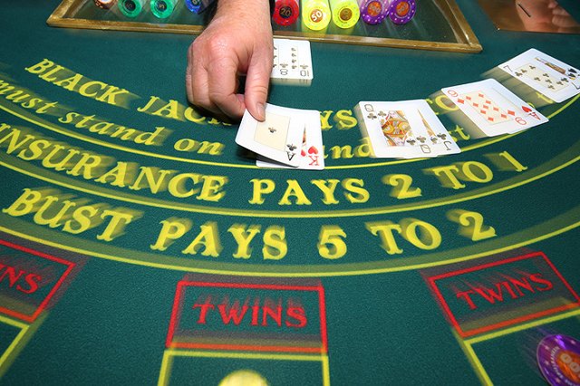 Бухгалтер, проигрывавшая деньги кофейни в онлайн-казино, осуждена на Урале