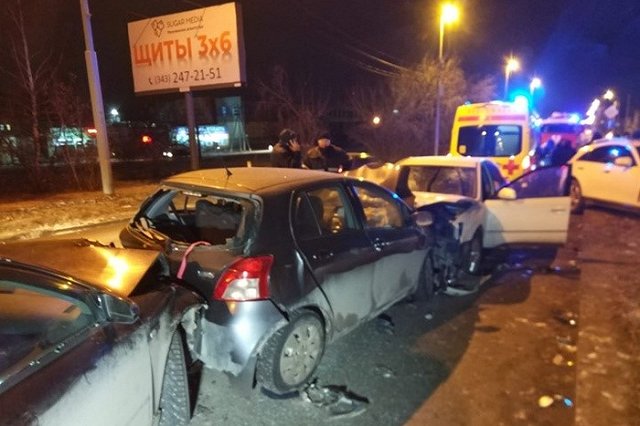 Зажало двух водителей: на Блюхеревском мосту произошло массовое ДТП