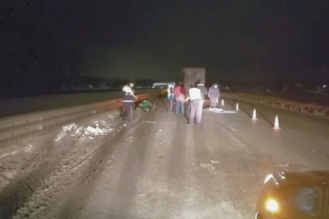 На дороге под Екатеринбургом при столкновении с грузовиком погибли водитель снегохода и его пассажир