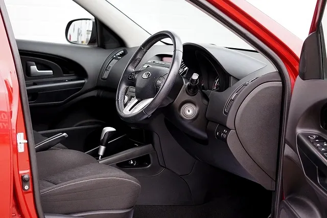 Привет из 90-х: как екатеринбуржцы покупали KIA в автосалоне