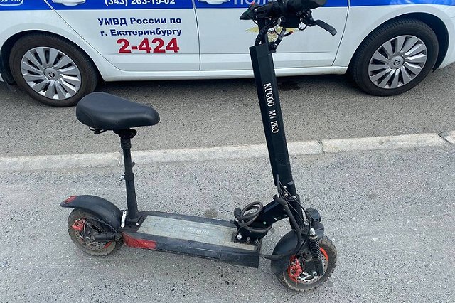 В Екатеринбурге арестовали пьяного мужчину на электросамокате