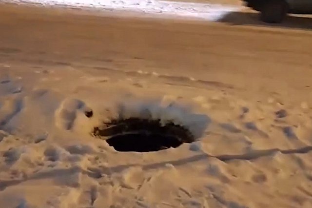 В Екатеринбурге 9-летний школьник провалился в открытый люк