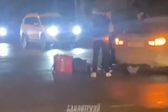 На Щербакова сбили курьера на велосипеде