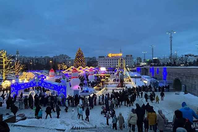 В мэрии назвали причину огромных очередей в ледовом городке на Плотинке
