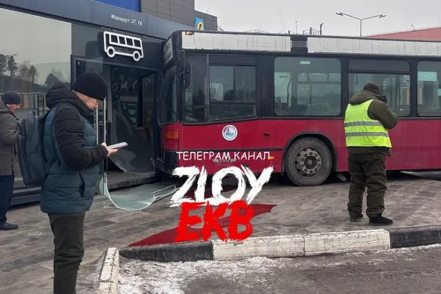 Есть пострадавшие. Около «Меги» автобус влетел в остановку