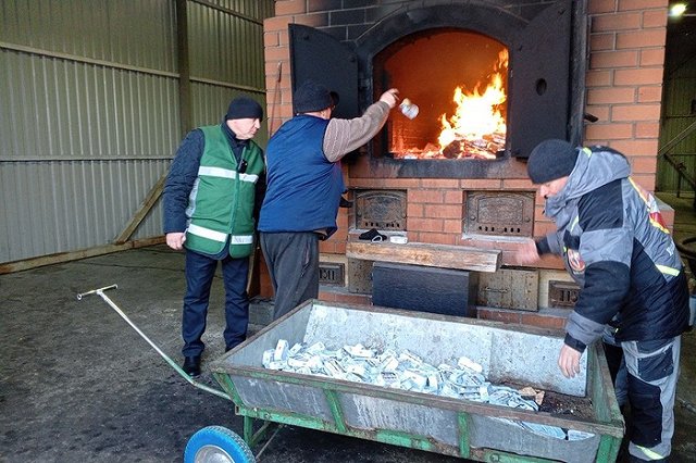 Сотни банок исландских консервов уничтожили в котельной на Урале