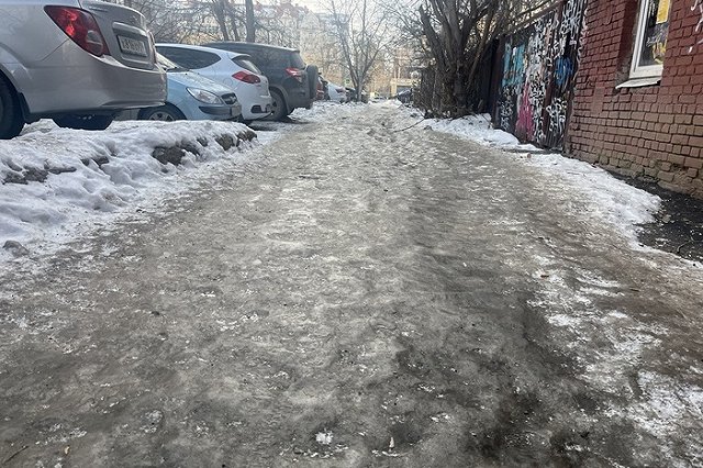 Жительница Екатеринбурга отсудила у мэрии 80 тысяч рублей за то, что поскользнулась на улице