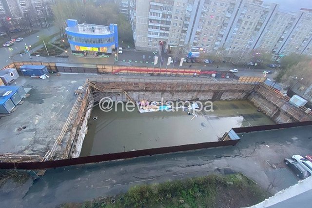 Жители Уралмаша пожаловались на затопленный котлован на месте ресторана «Эдельвейс»