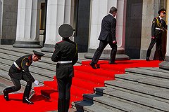 Порошенко отправит упавшего на инаугурации солдата на войну