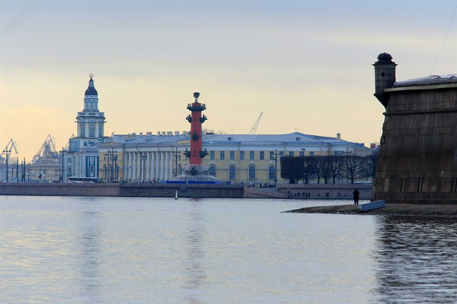 У Васильевского острова в воду упал вертолет