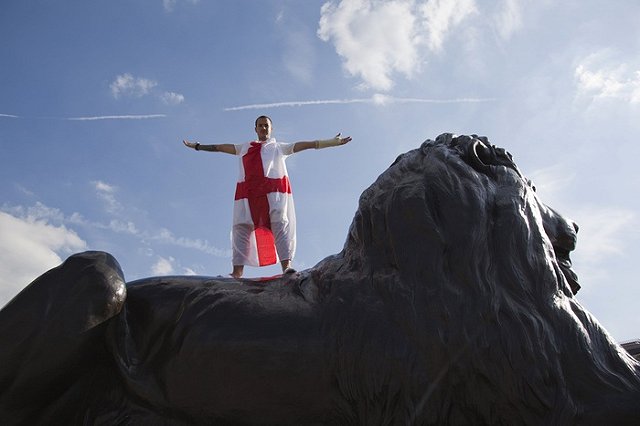 Туристка разбила голову, упав со льва на Трафальгарской площади