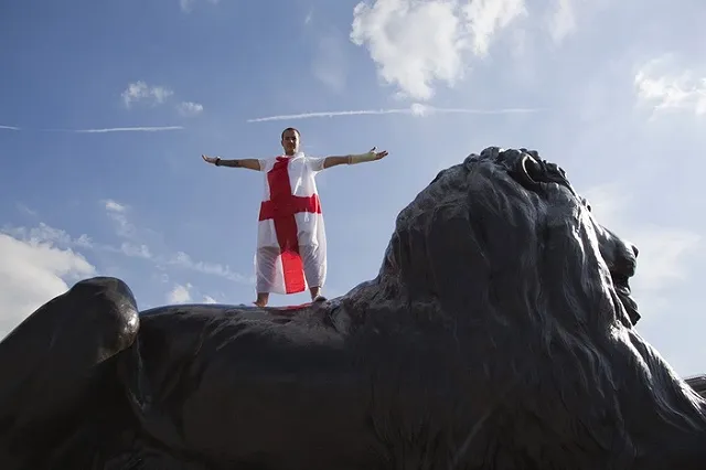 Туристка разбила голову, упав со льва на Трафальгарской площади