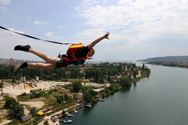 В Екатеринбурге спортсмен прыгнул с 26 этажа во двор новостройки