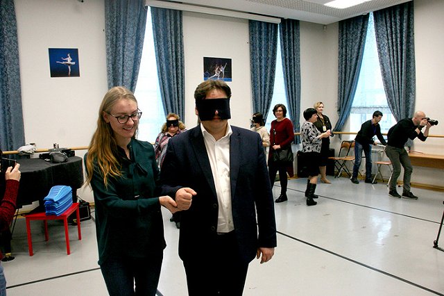 «Главное, держись за меня». Екатеринбуржцам показали, что ощущают люди-инвалиды