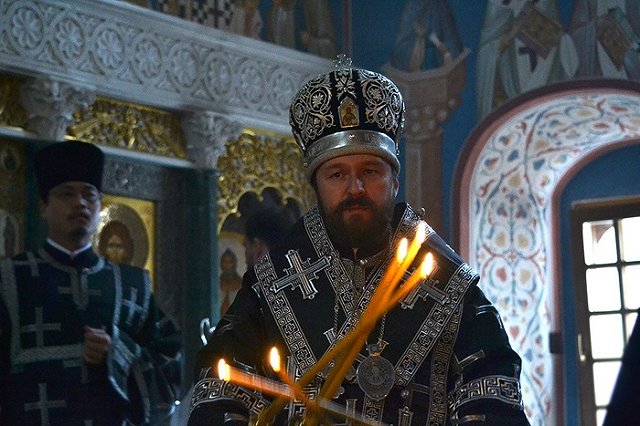 Митрополит призвал сравнять зарплаты чиновников и врачей