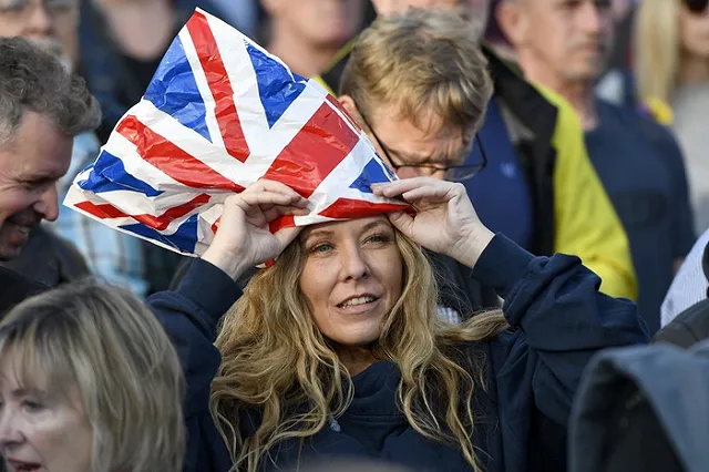 Екатеринбурженки массово фотографируются с сумками на голове