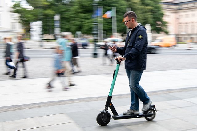 Самокаты, ролики и скейты планируют внести в ПДД