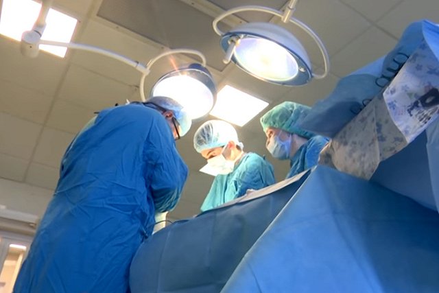 Врачи отметили положительную динамику у раненной при стрельбе в Екатеринбурге девочки