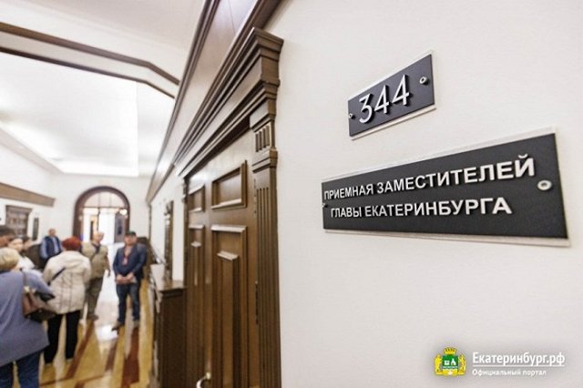 «Нам не надо каждый день». Жители Кольцово попросили у Орлова врачей в поликлинику