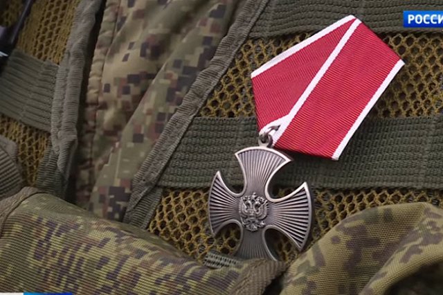 На Урале участник СВО купил квартиру многодетной семье, у которой сгорел дом