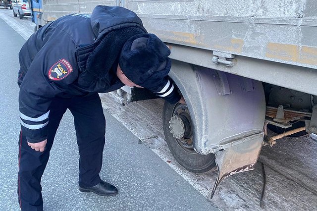 На Серовском тракте у грузовика оторвало колесо. Оно отлетело в двух человек