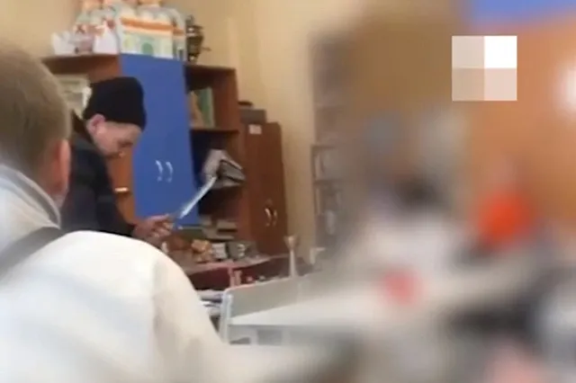 Их свердловского техникума, куда ворвался мужчина с ножом, отчислили двоих студенток за съёмку этого инцидента