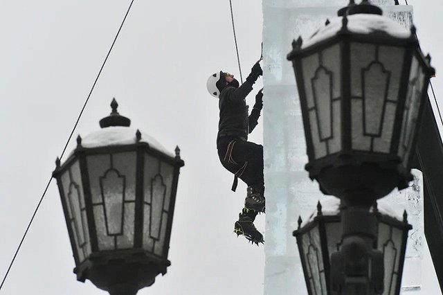 В Екатеринбурге разгромили ледовый городок (ФОТО)