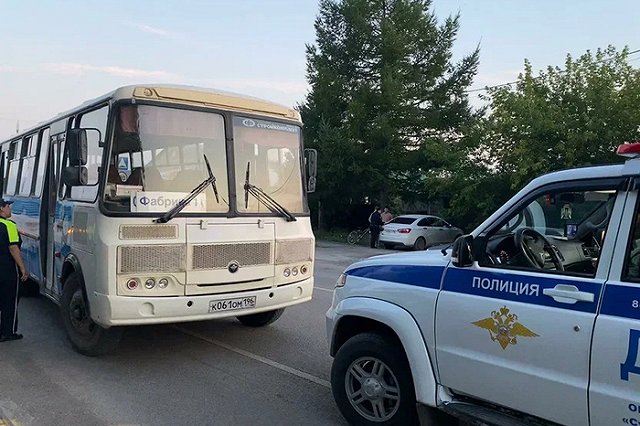 Автобус задавил мужчину на остановке в Сухом Логе