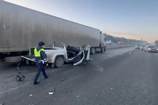 Водитель «Фольксвагена» погиб в столкновении с фурой на 10 км ЕКАД
