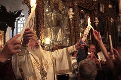 Благодатный Огонь доставят в Екатеринбург ночным спецрейсом