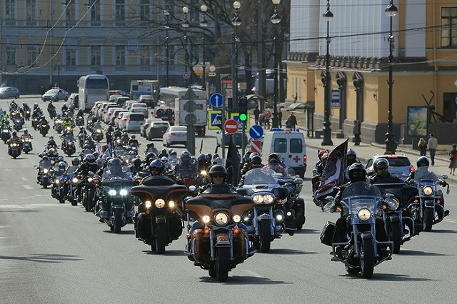 В Екатеринбурге байкеры сами начали искать собрата, который скинул полицейского