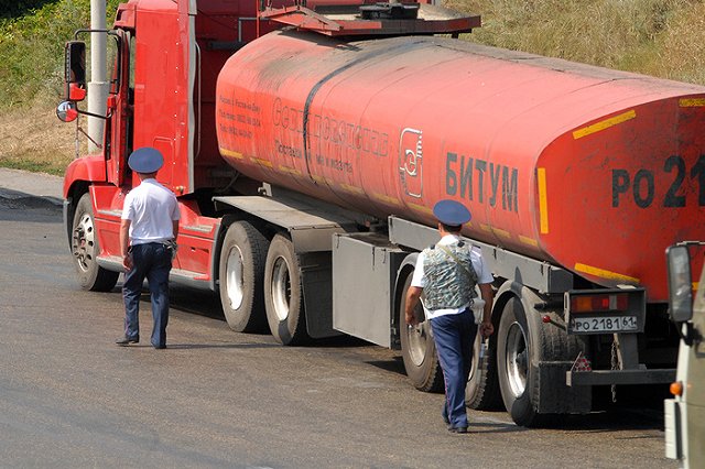 На трассе под Екатеринбургом рабочие облили гудроном 40 машин