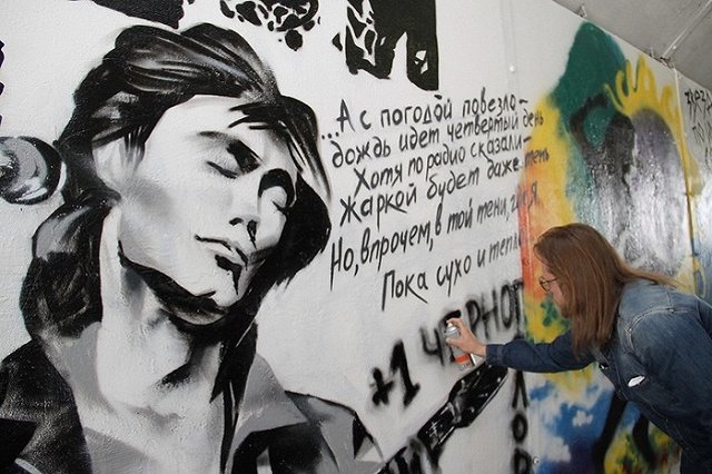 Коммунальщики закрашивают переход Виктора Цоя в Екатеринбурге