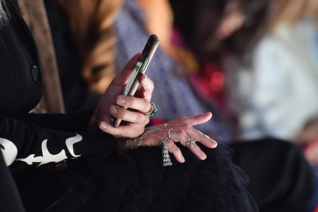 Мобильные операторы начинают отменять роуминг в России