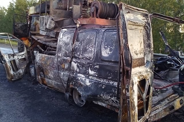 «Газель» въехала в стоящий на дороге автокран. Два пассажира сгорели заживо