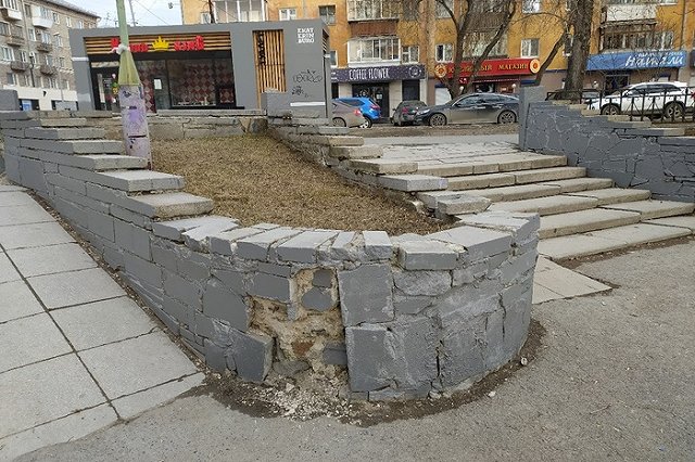 В Екатеринбурге продолжают красить камни серой краской «под камень»