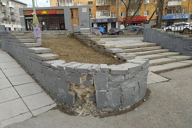 В Екатеринбурге продолжают красить камни серой краской «под камень»