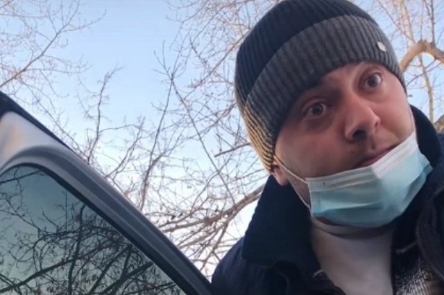 Таксист выгнал из машины свердловскую журналистку за слишком громкий хлопок дверью — видео