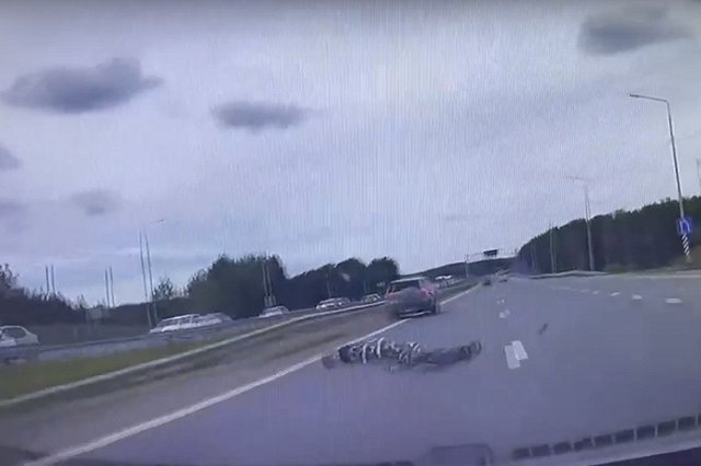На свердловской трассе женщина на самокате на скорости улетела под машину