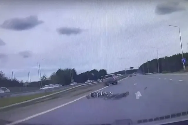 На свердловской трассе женщина на самокате на скорости улетела под машину