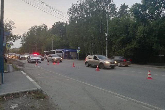 Девятилетний мальчик получил травмы, выбежав за мячом на проезжую часть в Малом Истоке