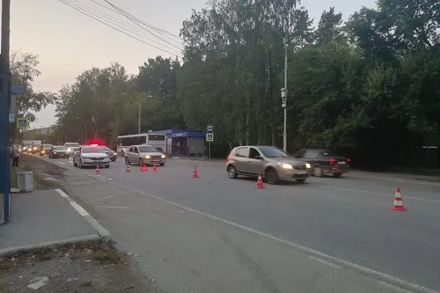 Девятилетний мальчик получил травмы, выбежав за мячом на проезжую часть в Малом Истоке