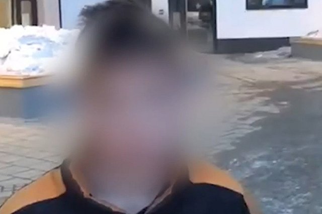 В Екатеринбурге охранник ЖК поймал подростков и заставил их извиняться на камеру