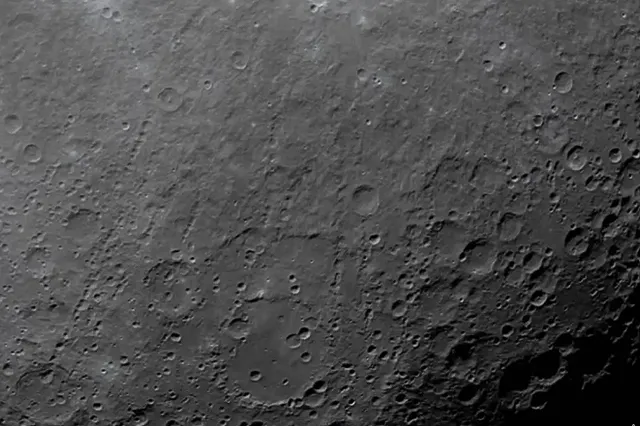 NASA выпустила обои для телефона со снимками обратной стороны Луны (ФОТО)