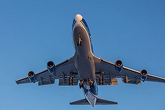 Самолет из Баку наматывает круги над Екатеринбургом