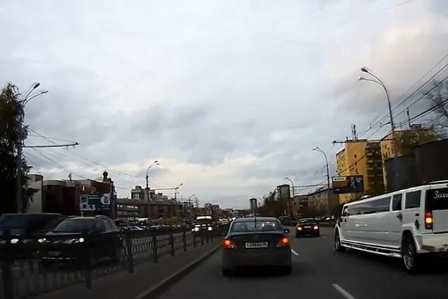 Свадебный кортеж устроил переполох на дорогах Екатеринбурга