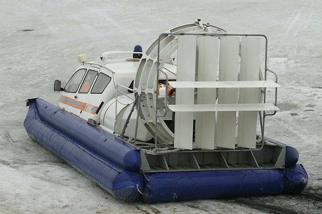 Глава МЧС предложил взыскивать с рыбаков на льдинах затраты на их спасение