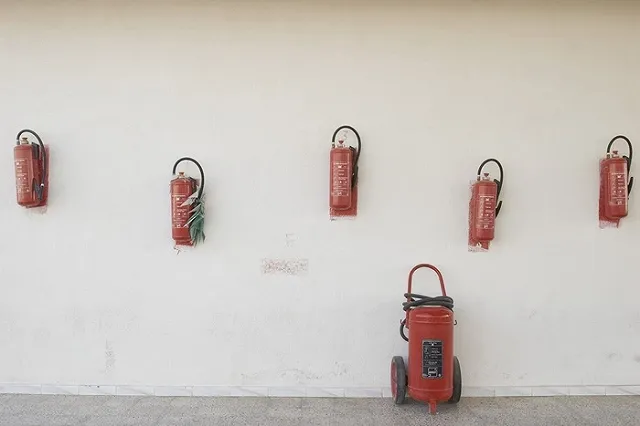 Погром: в торговом центре «Эма» ночью распылили огнетушители на новую мебель