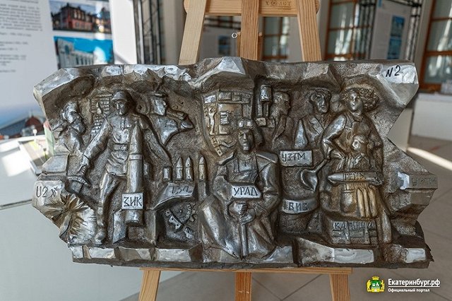 «Меня из колеи не выбьешь». Автор горельефа Константин Грюнберг ответил на критику