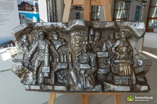 «Меня из колеи не выбьешь». Автор горельефа Константин Грюнберг ответил на критику